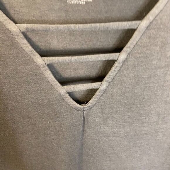 American Eagle’s Soft and‎ Sexy V neck Bell Sleeve Super Soft Women's Top - Picture 7 of 7